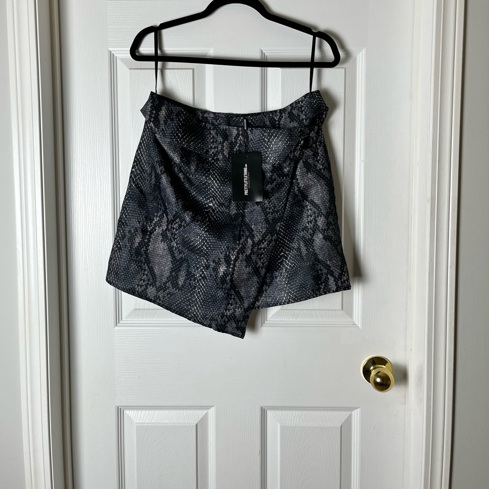 PRETTY LITTLE THING GREY SNAKESKIN PRINT MINI SKIRT